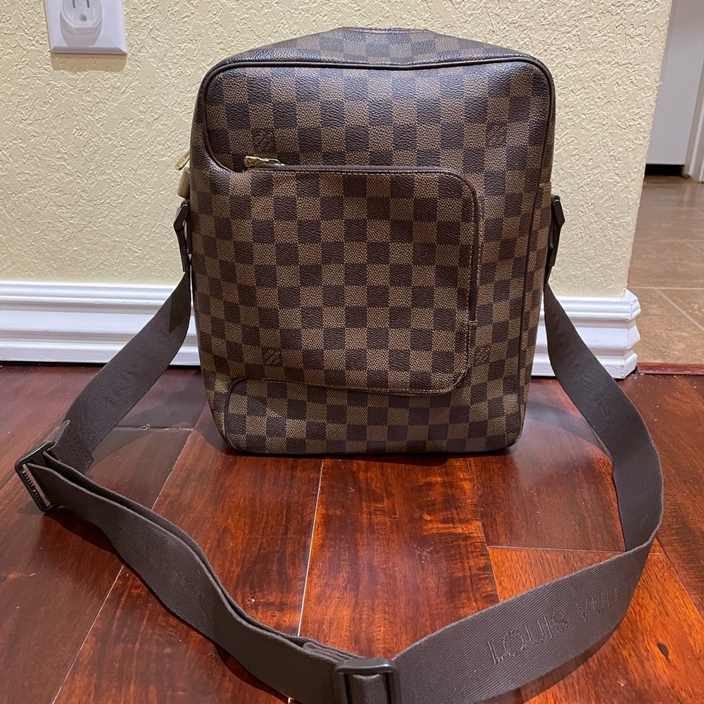 Auth Louis Vuitton Olav MM Messenger Bag